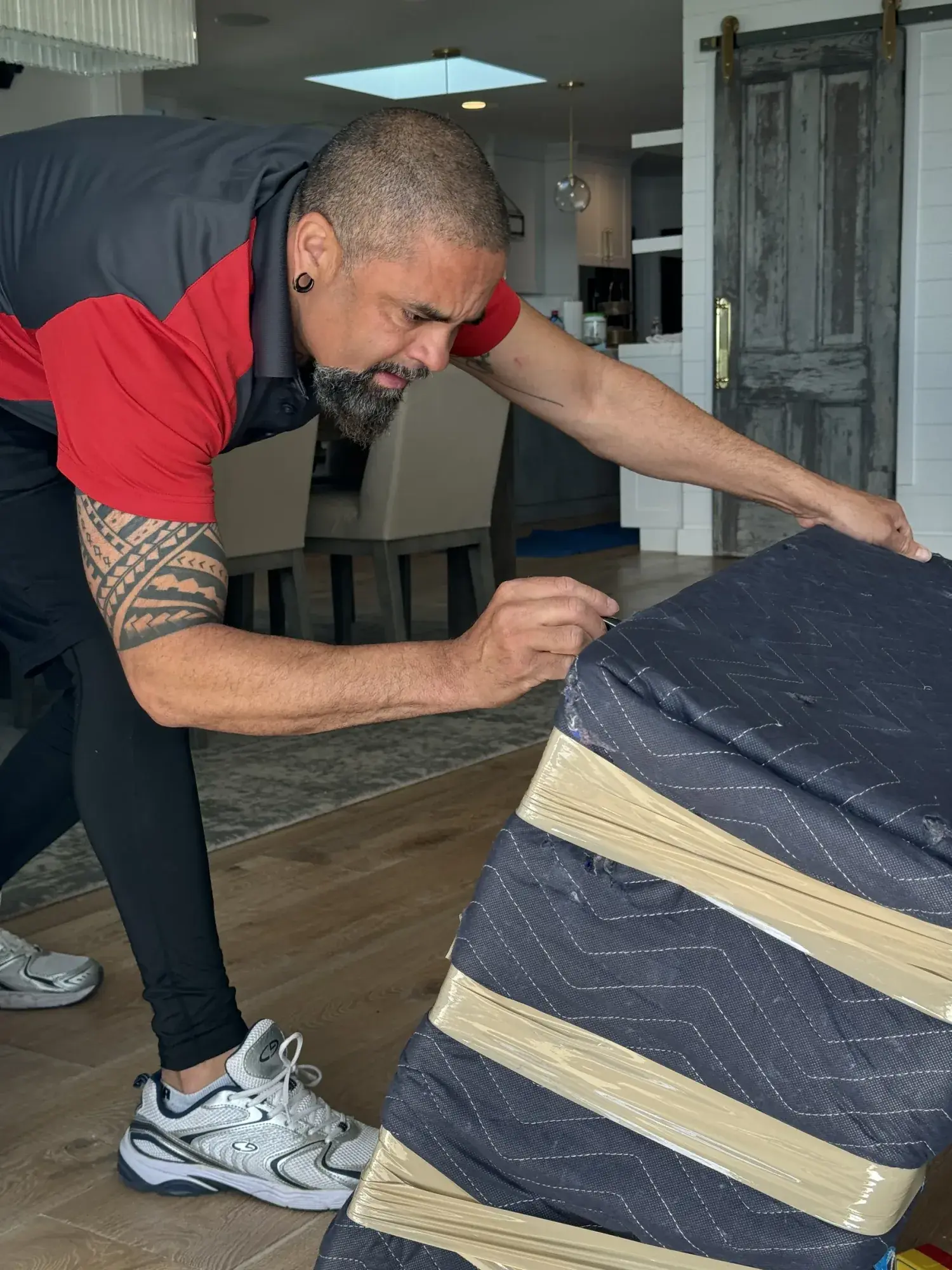 Mover protecting furniture before transport